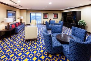 休斯顿休斯顿能源走廊万豪酒店的酒店大堂设有蓝色椅子和电视