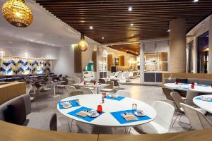 苏塞Sousse Pearl Marriott Resort & Spa的一间带桌椅的用餐室和一间餐厅