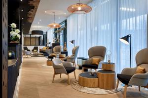 斯特拉斯堡AC Hotel by Marriott Strasbourg的一个带椅子的沙龙和一个等候室