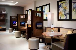 迈阿密海滩迈阿密南海滩万怡酒店的一间设有桌椅和绘画的等候室