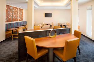 嘉年TownePlace Suites by Marriott Phoenix Goodyear的一间带桌椅的用餐室