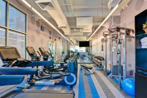 凤凰城菲尼克斯机场雅乐轩酒店的健身房,配有各种跑步机和机器