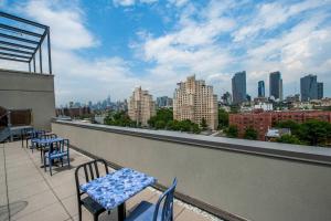 布鲁克林纽约布鲁克林万豪费尔菲尔德酒店及套房的设有带桌椅的市景阳台。