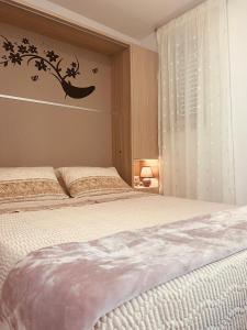 滨海波利尼亚诺Pietra di Luna的卧室配有一张床铺,墙上有一条支架