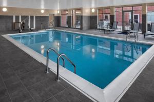 里士满Residence Inn Richmond Midtown/Glenside的蓝色的大游泳池,位于酒店客房内