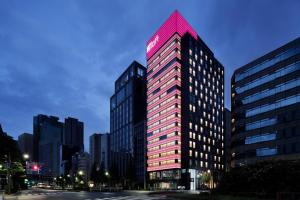 东京Aloft Tokyo Ginza的城市里高楼被点燃