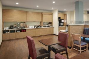 坦帕TownePlace Suites by Marriott Tampa South的厨房配有桌椅和柜台。