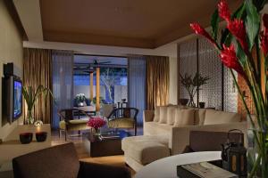 新加坡Singapore Marriott Tang Plaza Hotel的客厅配有沙发和椅子