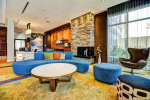德尔雷比奇德拉海滩I-95万豪费尔菲尔德客栈的客厅配有蓝色的沙发和桌子