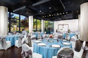 格林维尔格林维尔万豪酒店的宴会厅配有蓝色的桌子和白色的椅子