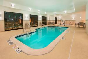 南本德SpringHill Suites Mishawaka-University Area的在酒店房间的一个大型游泳池