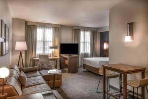 华盛顿Residence Inn by Marriott Washington, DC National Mall的酒店客房设有一张沙发和一张床