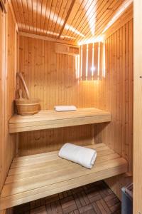 翁弗勒尔阿布辛酒店的木制桑拿浴室,配有水槽和毛巾