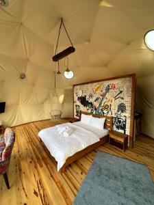 萨潘贾Sapanca Green Dome的帐篷内一间卧室,配有一张床