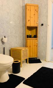 马达巴Laura's Cozy HOME的一间带卫生间和木制橱柜的浴室