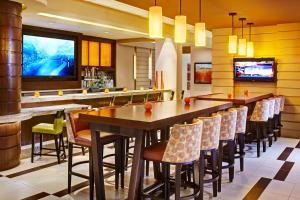 斯科茨Scottsdale Marriott Old Town的餐厅内带长桌子和椅子的酒吧