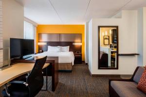 里贾纳里贾纳万豪住宅酒店的配有一张床和一张书桌的酒店客房
