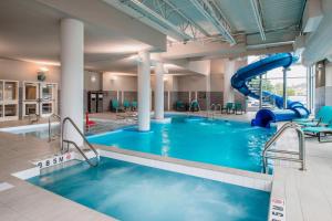 里贾纳里贾纳万豪住宅酒店的一座大型室内游泳池,里面设有滑梯