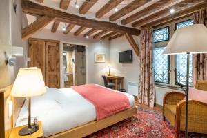 翁弗勒尔阿布辛酒店的一间卧室配有一张床和一张书桌