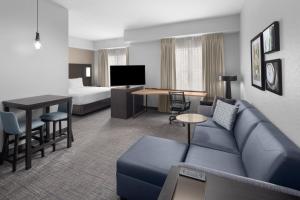 奥德马尔坦帕奥德马尔酒店的酒店客房带沙发以及一间卧室