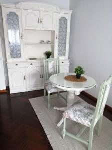 坎巴多斯O PISIÑO的白色的用餐室配有桌椅