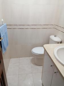 坎巴多斯O PISIÑO的白色的浴室设有卫生间和水槽。