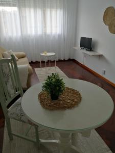坎巴多斯O PISIÑO的客厅配有白色桌子和沙发