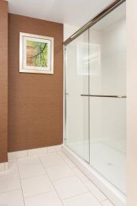 弗农Fairfield Inn & Suites by Marriott Vernon的带淋浴的浴室,带玻璃门