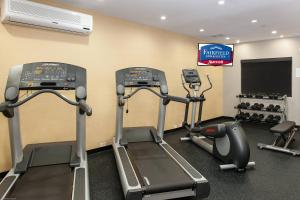 弗农Fairfield Inn & Suites by Marriott Vernon的健身房设有2台跑步机和1台平面电视