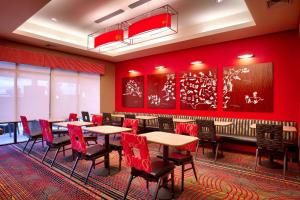 西瓦利城万豪酒店，盐湖城-西谷的一间带桌椅和红色墙壁的餐厅