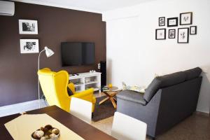 萨贡托Departamento céntrico para disfrutar en familia的带沙发和电视的客厅