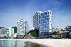 釜山Fairfield by Marriott Busan Songdo Beach的享有海滩美景,拥有建筑背景