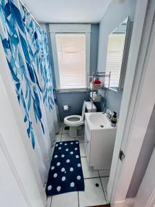 Richmond HeightsDale first floor的浴室配有白色卫生间和盥洗盆。