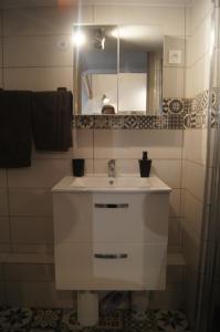 卡斯特尔Chez BEN avec tout le confort clim wifi Netflix gratuit的浴室设有白色水槽和镜子