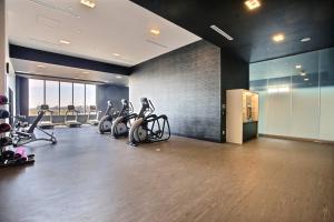 布罗瑟德Courtyard by Marriott Montreal Brossard的健身房设有跑步机,健身房提供健身自行车