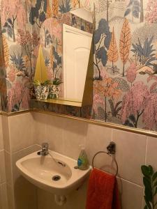 诺丁汉Cheerful 3-bed detached home的一间带水槽和镜子的浴室