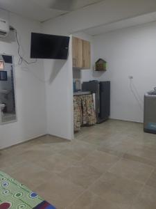 巴兰卡韦梅哈Apartaestudio buenos aires的厨房配有冰箱和台面