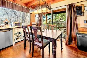 大熊湖Cozy Moon Cabin的厨房配有餐桌和椅子