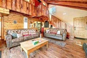 大熊湖Cozy Moon Cabin的客厅配有两张沙发和一张咖啡桌