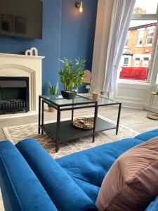布莱克浦Manchester House的蓝色的客厅配有蓝色的沙发和桌子