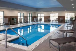 弗吉尼亚海滩Fairfield Inn & Suites by Marriott Virginia Beach/Norfolk Airport的一座配有桌椅的酒店游泳池