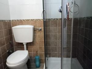罗马Termini luxury home的一间带卫生间和玻璃淋浴间的浴室