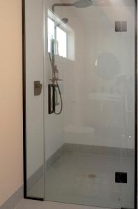 格雷敦The Castle的浴室里设有玻璃门淋浴