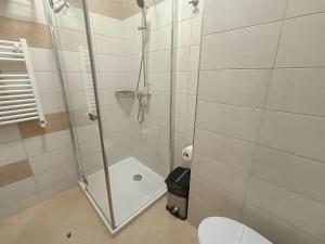 马马亚Aparthotel Mamaia的浴室配有淋浴间和卫生间。