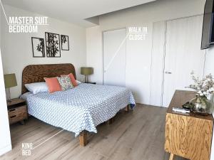 瓜达拉哈拉Luxury Condo in Lobby33 near Andares By Bamboo的一间卧室配有一张床,铺有木地板