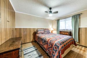 克劳德克罗夫特Cloudcroft Cabin Vacation Rental 3 Mi to Skiing!的一间卧室配有一张床和吊扇