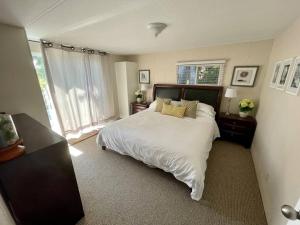 半月湾Barooga: Stunning View Home in Halfmoon Bay, Canada的一间卧室设有一张床和一个大窗户