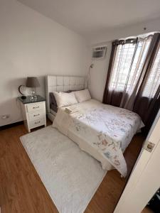 达沃市Arezzo Davao GZJ condotelle 300mbps wifi的一间小卧室,配有床和窗户