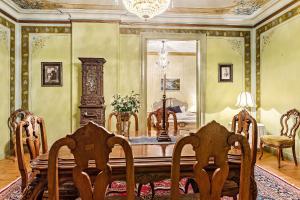 哈尔斯塔Sandtorgholmen Hotel - Best Western Signature Collection的一间带桌椅和镜子的用餐室