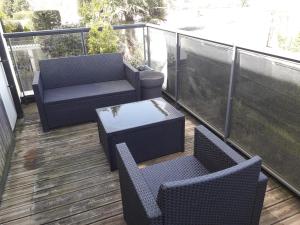 拉尔莫普拉格2 pièces avec accès piscine intérieure的阳台配有桌椅和长凳